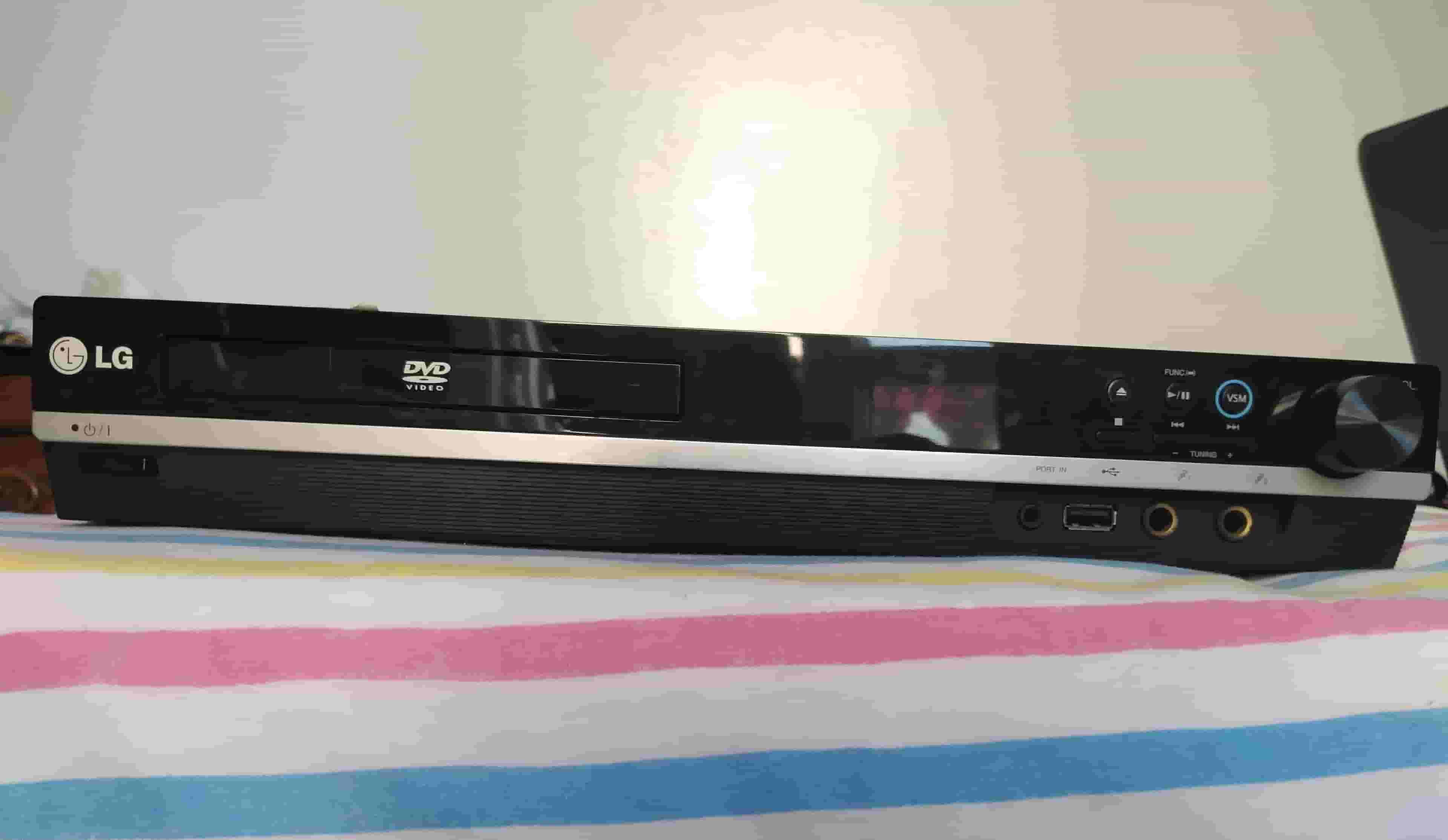 LG DVD with five speakers 