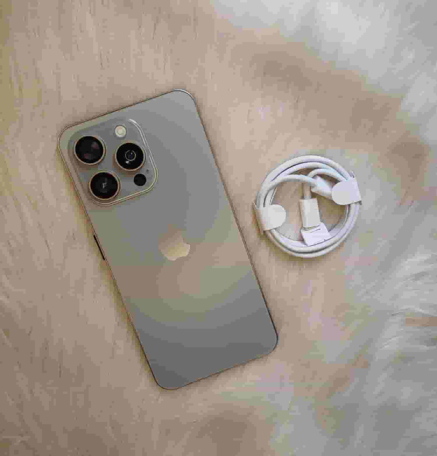 Shine with the latest smartphone technology, combining *Iphone 15 pro max*