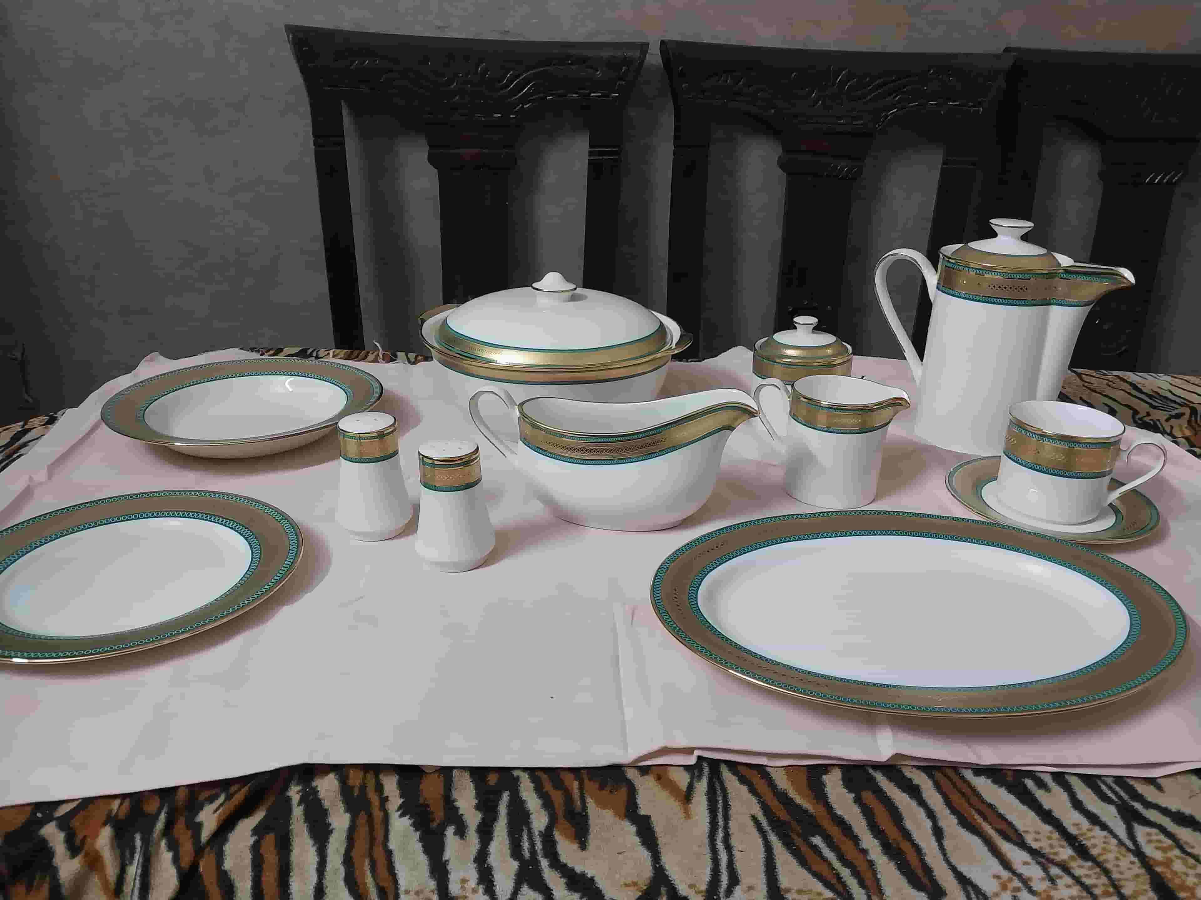  A new 112 piece royal gilt porcelain set