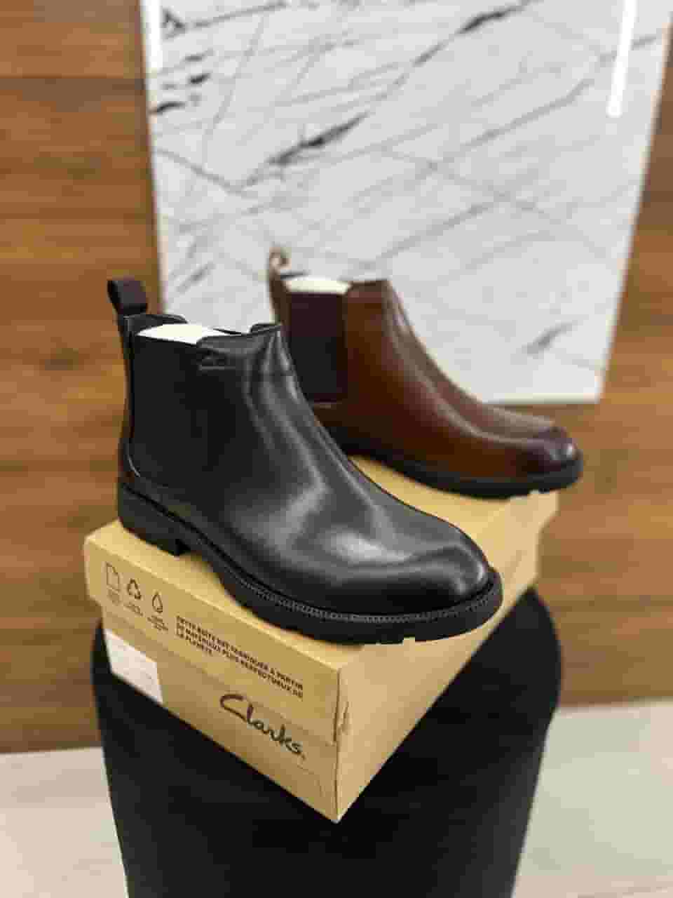 حذاء Clarks الجلد الطبيعي، هتجمع بين الشياكة وجودة التفاصيل في تصميم يليق بمكانتك.صناعه فيتنامي
