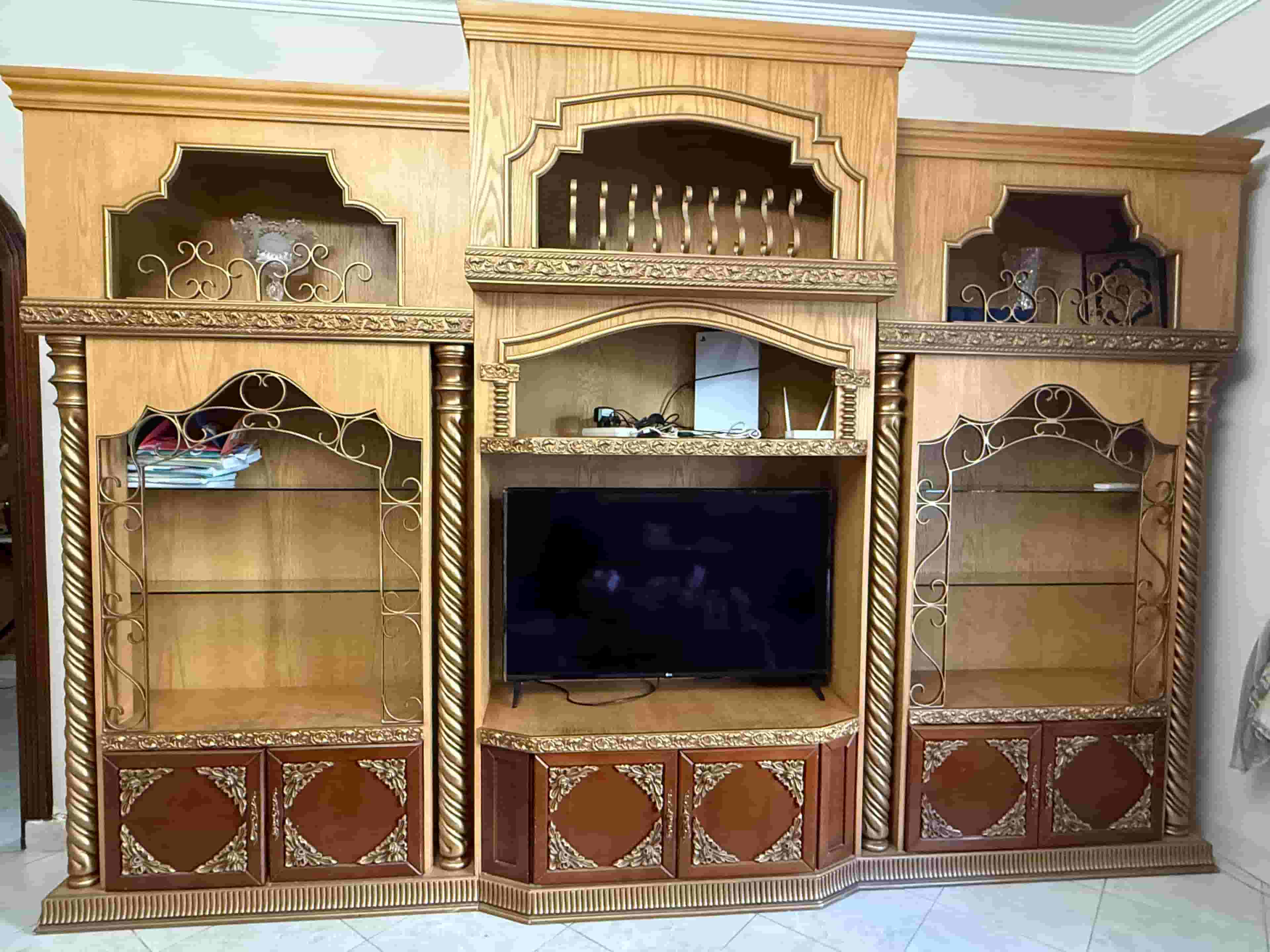مكتبة تلفزيون مع وحدات تخزين