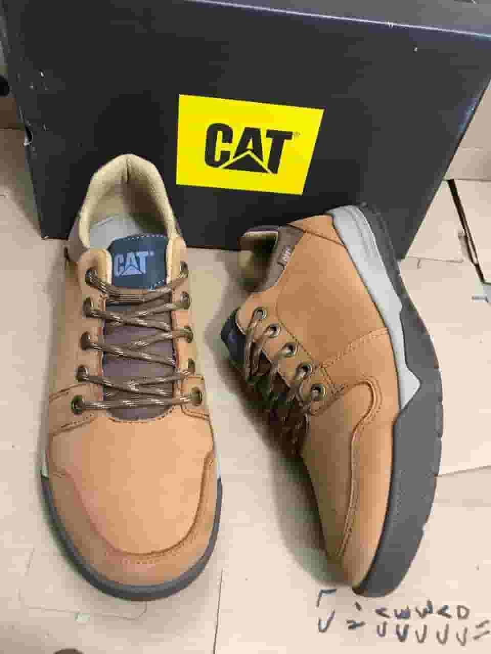 حذاء ماركة CAT