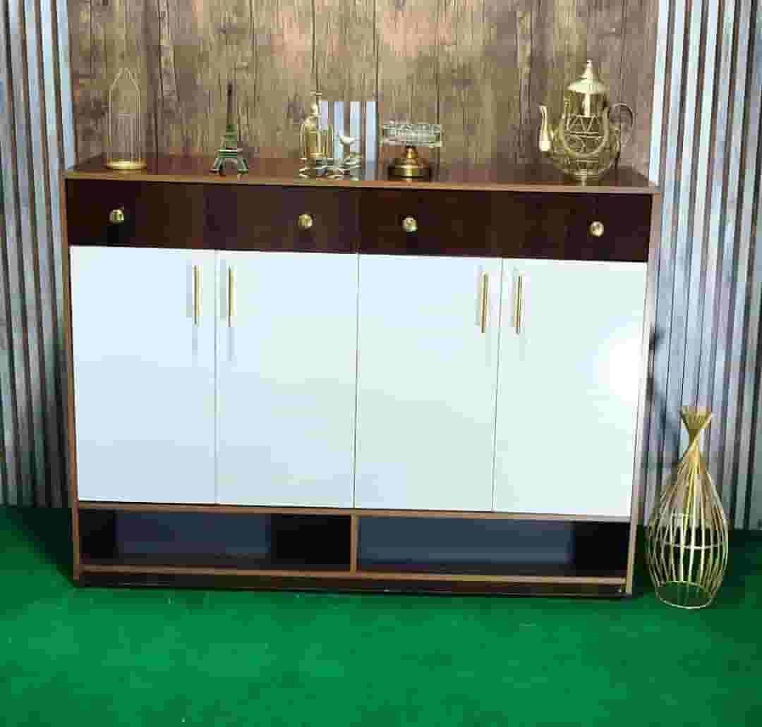 A shoe or buffet in the form of a check