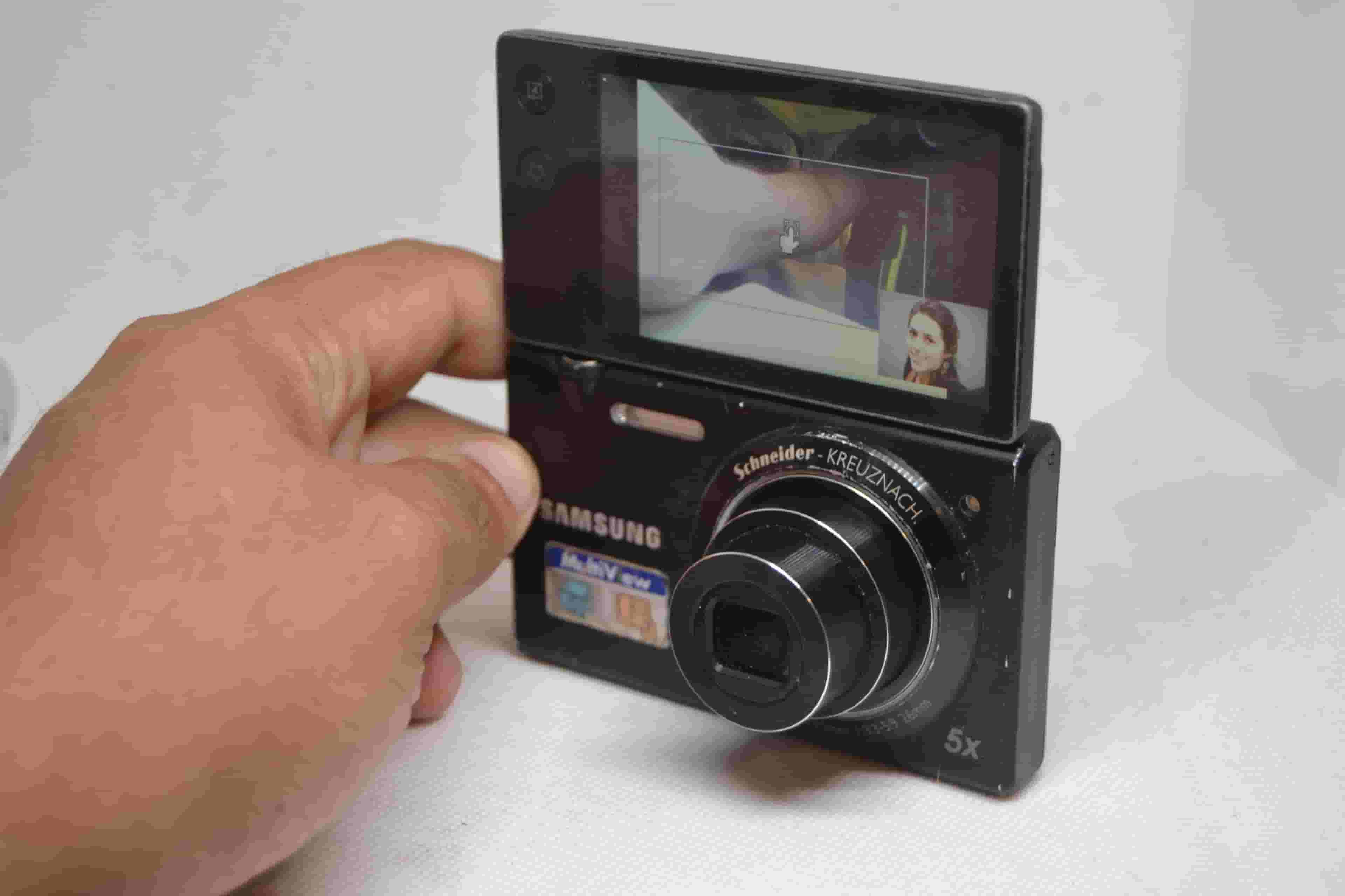 A camera with a screen that can see the video or image while shooting