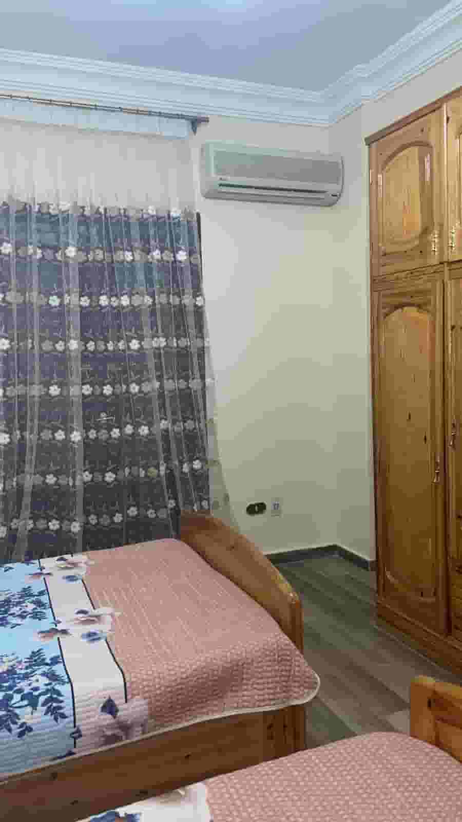 شقة للايجار فى التجمع الاول 200م