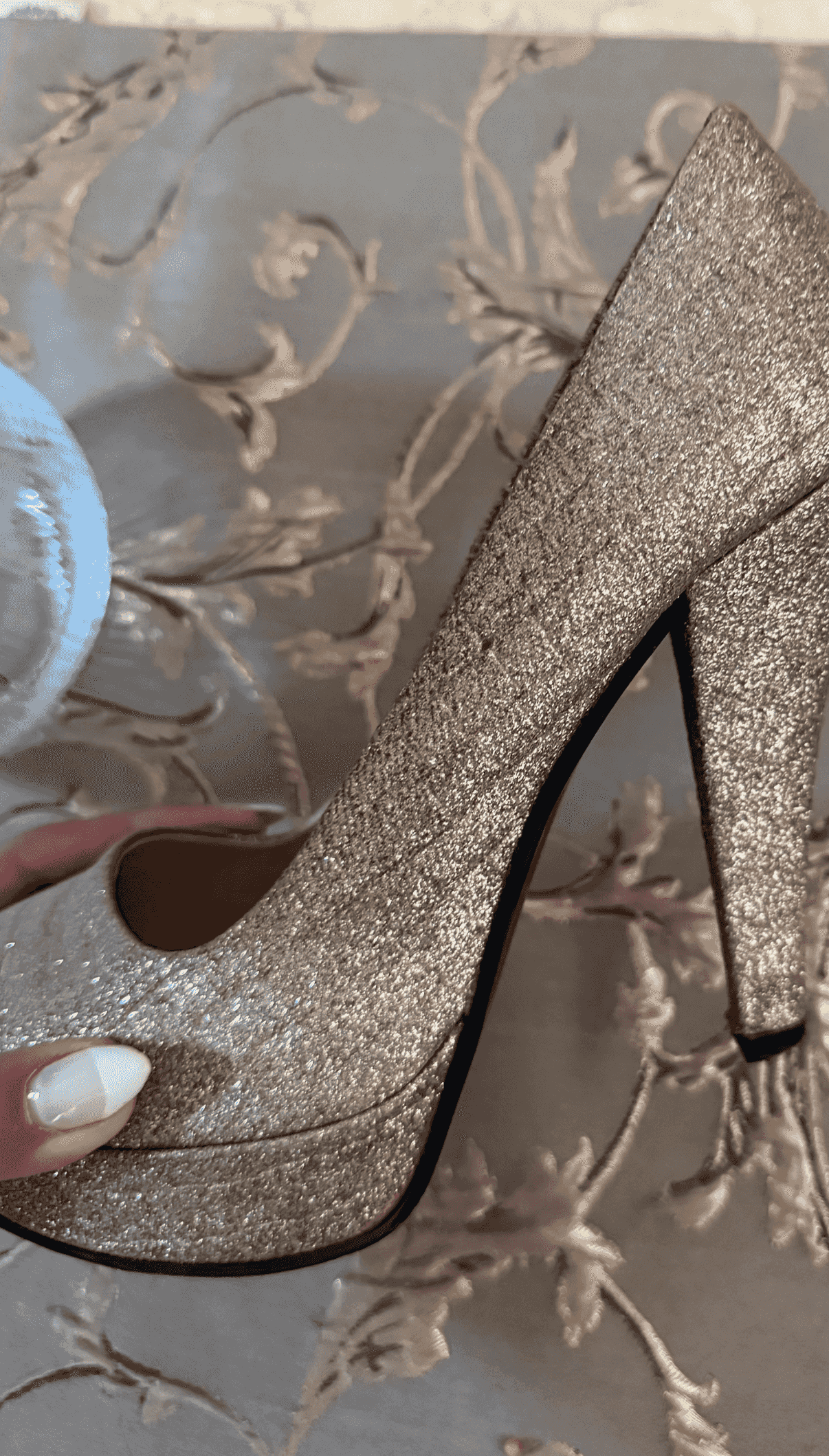 حذاء  بكعب ذهبي  