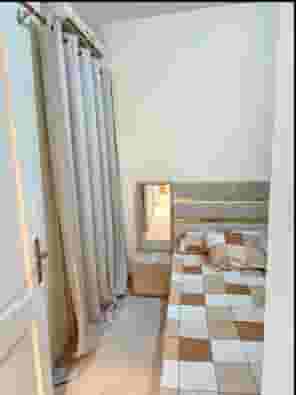 شقه أمام المعرض للبيع