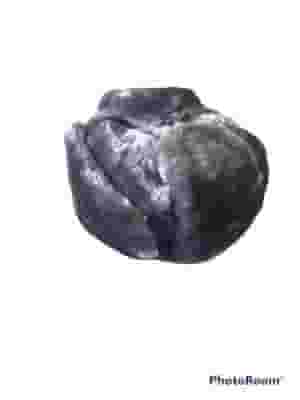 A luxurious headdress, a gift for grandfather and father. It is new and has not been used. The sides can be spread to warm the ears.