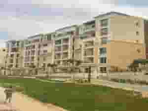 شقة 3 غرف للبيع باقل قسط شهرى فى كمبوند سراى على طريق السويس مباشرة