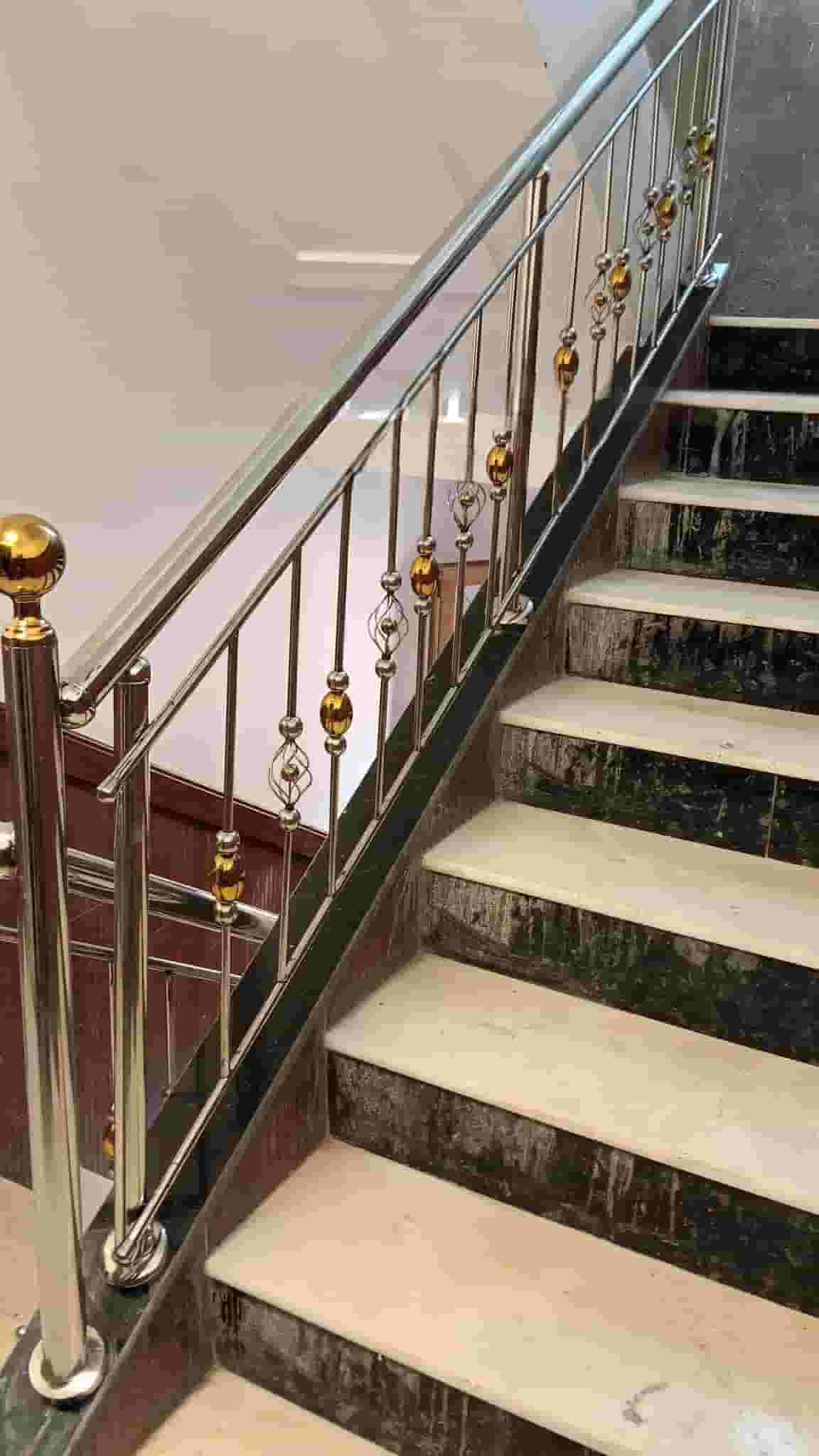 سلالم استانلس ستيل