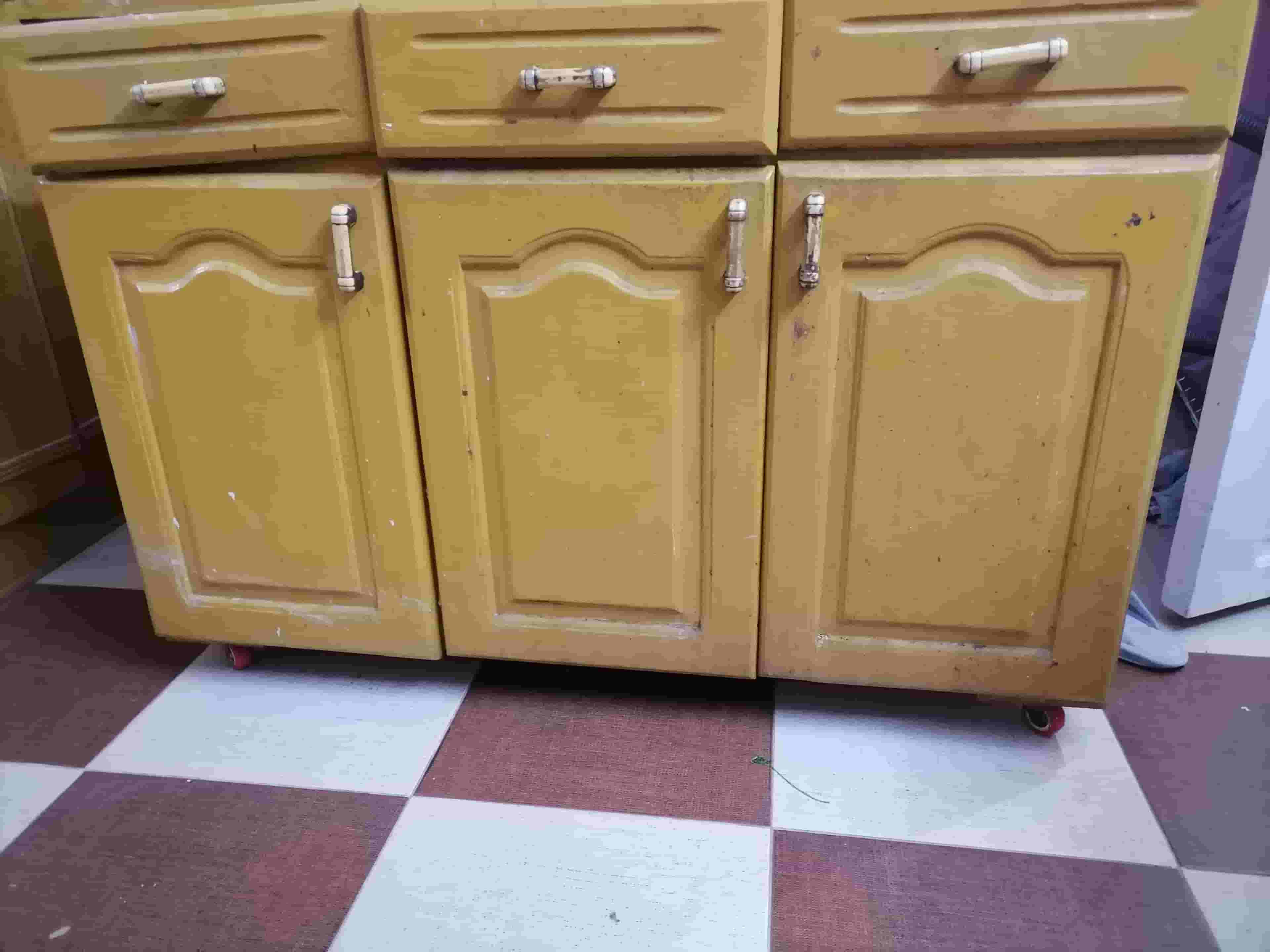 Used wood kitchen. The sales commission is three shelves