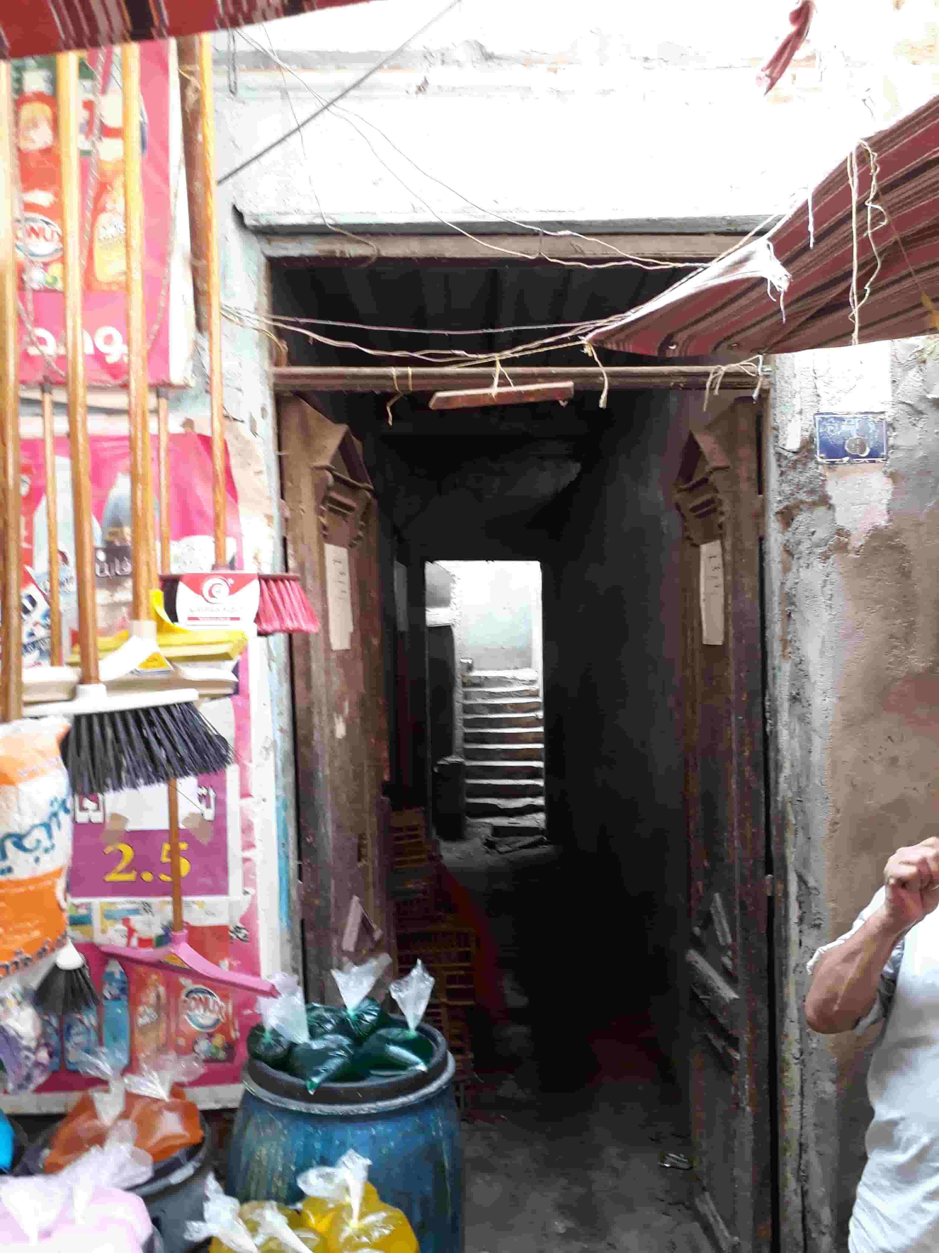 بيت للبيع فيه محلات