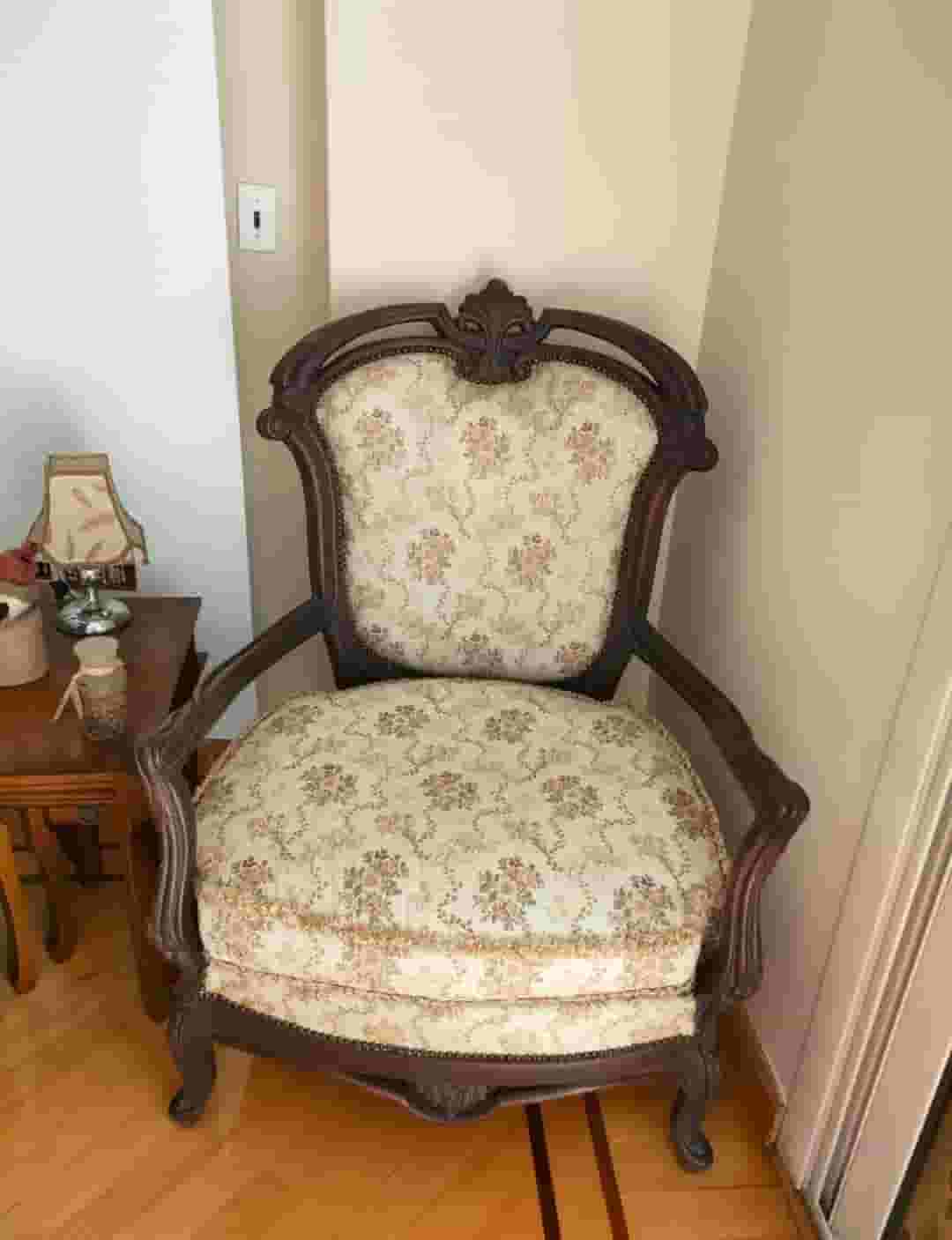 Salon for sale in excellent condition with a commission