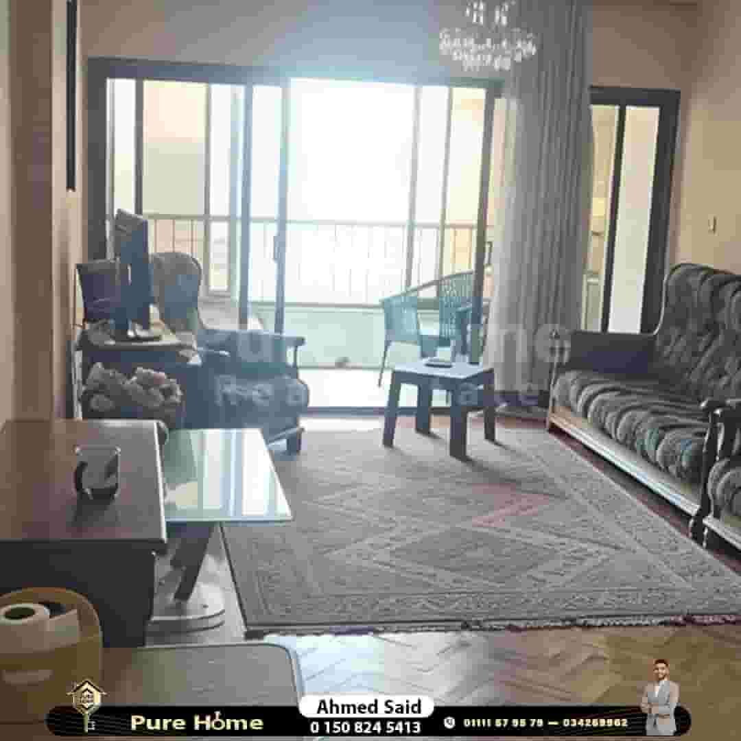 شقة للايجار المفروش- سيدي جابر- عمارات الظباط علي البحر مباشرة