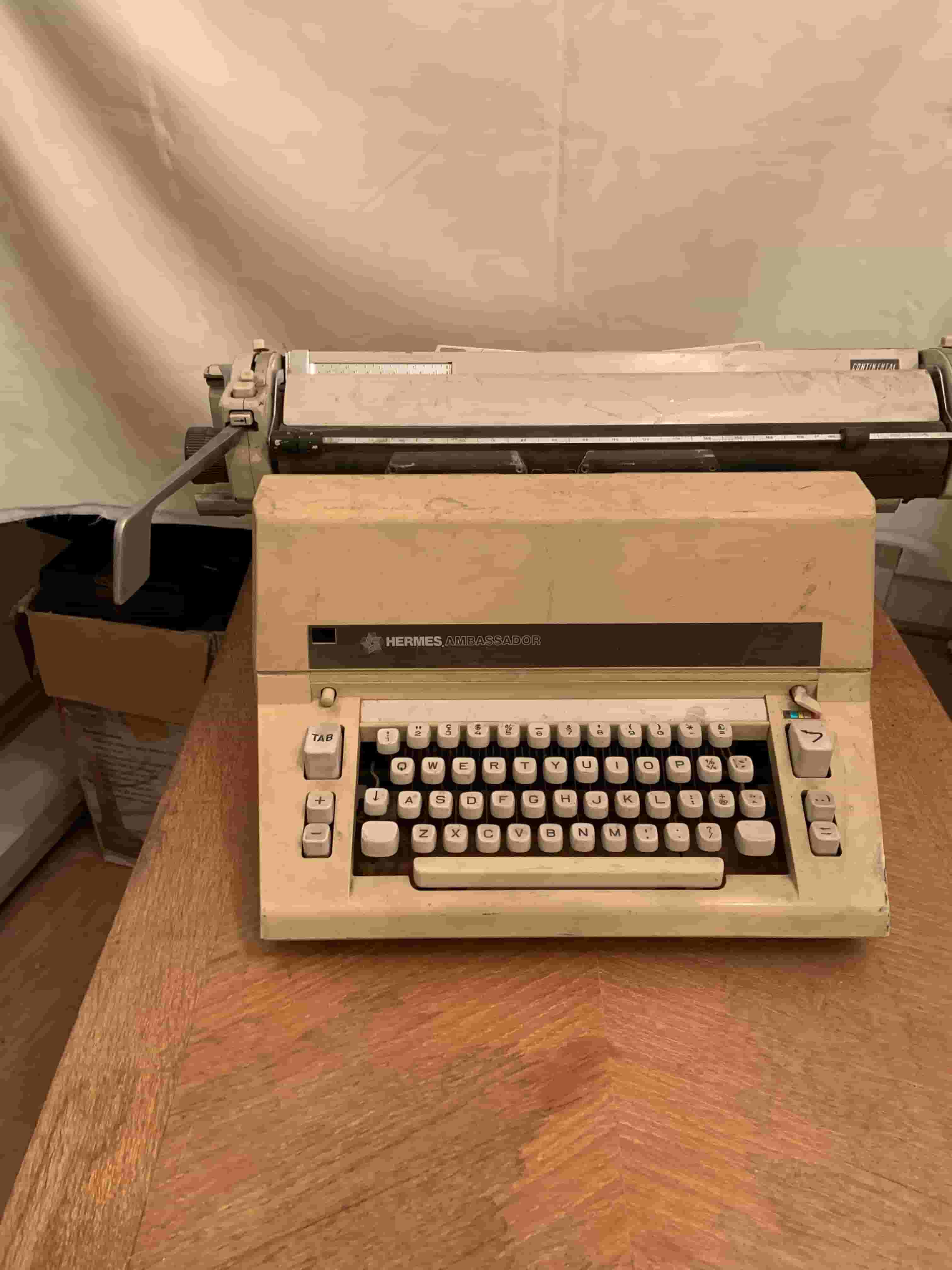 اله كاتبة انجليزي انتيكا صناعة سويسرية