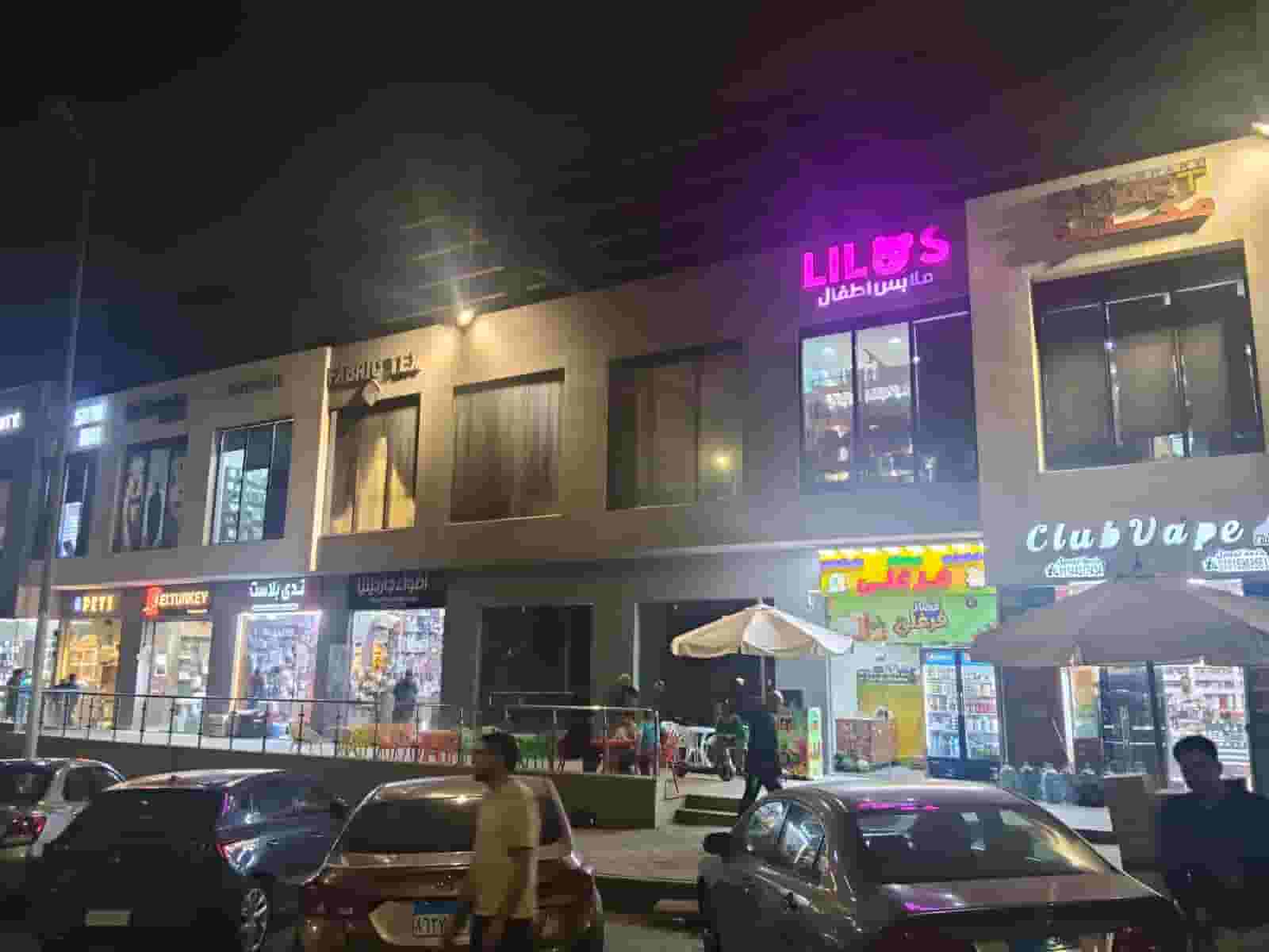 محل تجاري للبيع متشطب بموقع مميز داخل مول the market