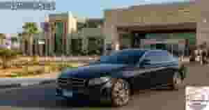 احجز استئجار مرسيدس E200 | من الشيخ زايد إلى مطار برج العرب الدولي مع سائق محترف ✨🚘