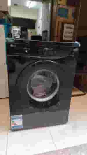LG 8 kg chrome washing machine in black  