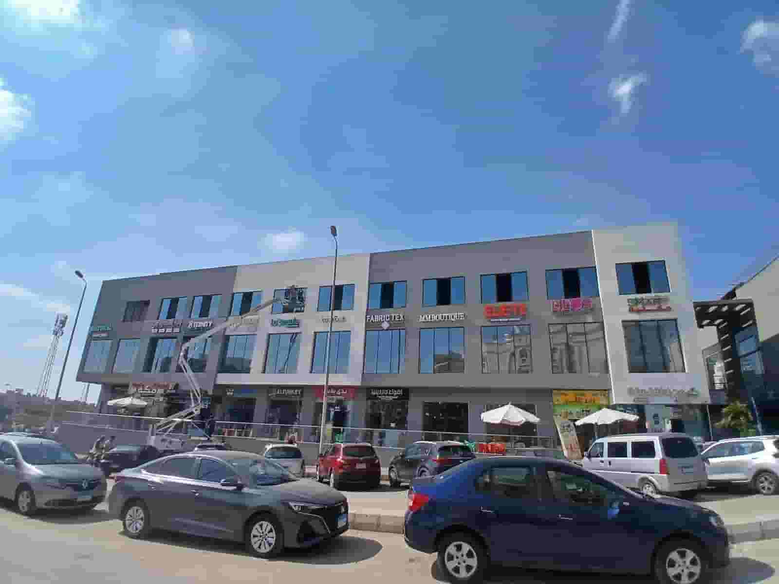 For sale, a clinic of 82 meters in a mall that is already in operation. The market is directly on the Gamal Abdel Nasser axis