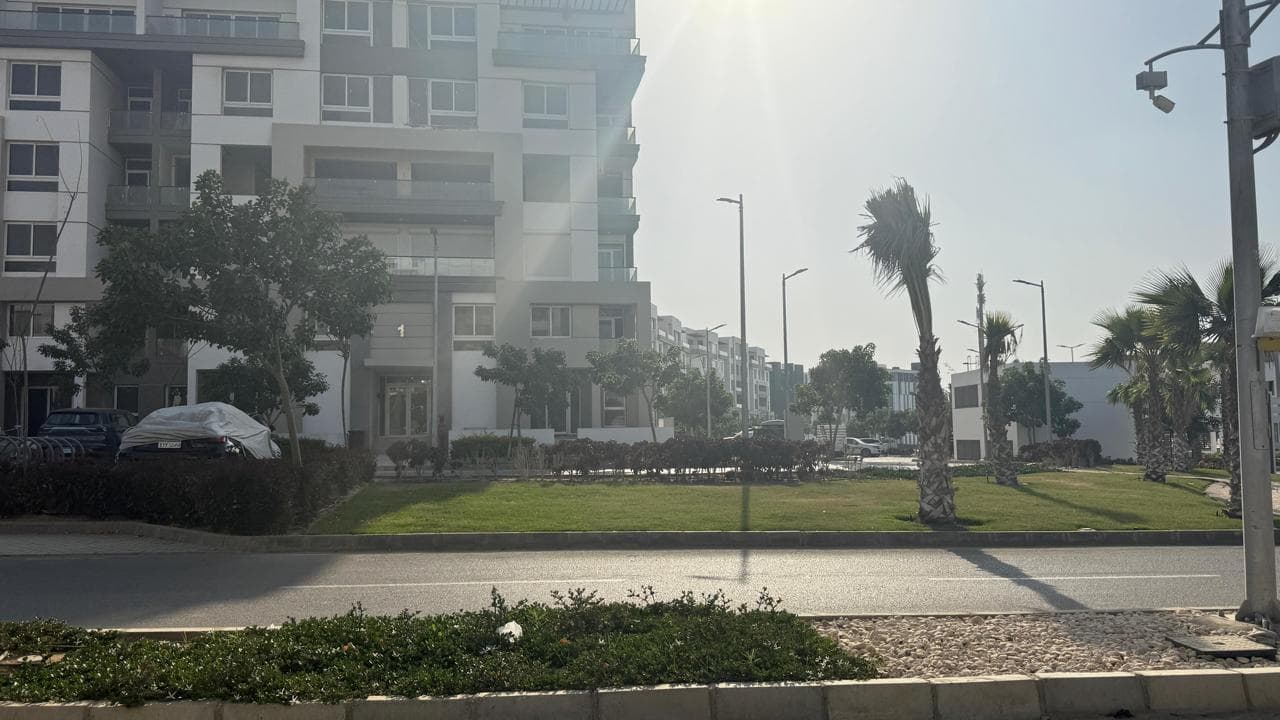 For sale a duplex villa with garden corner in Hyde Park 3