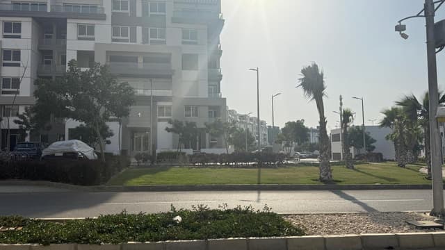 For sale a duplex villa with garden corner in Hyde Park