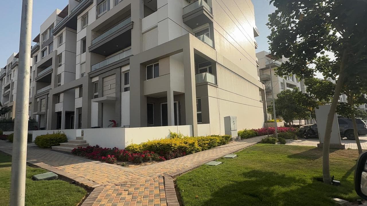 For sale a duplex villa with garden corner in Hyde Park 2