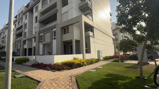 For sale a duplex villa with garden corner in Hyde Park