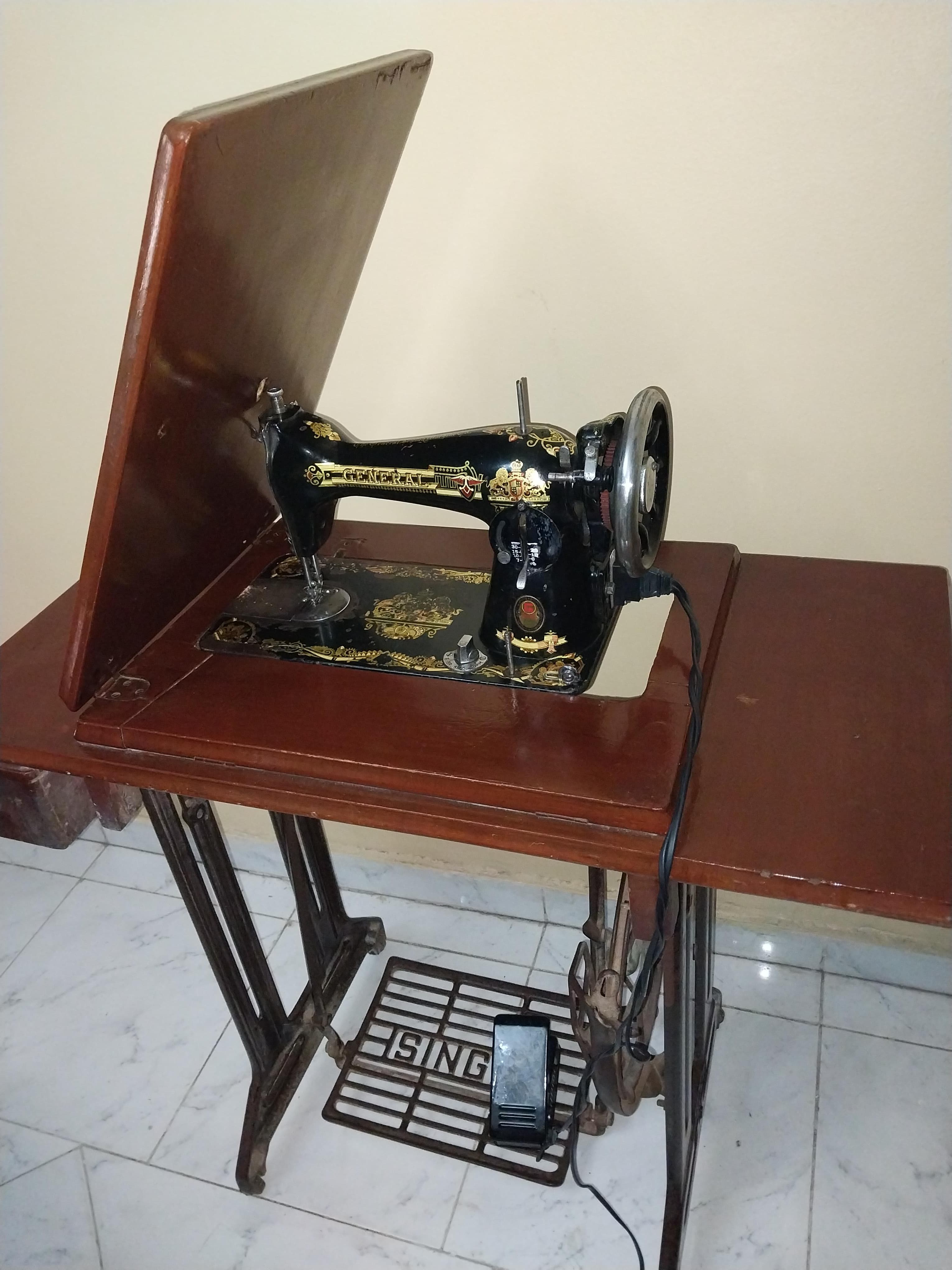 Singer sewing machine 4