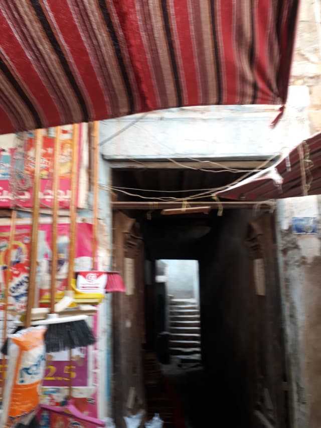 بيت للبيع به محلات