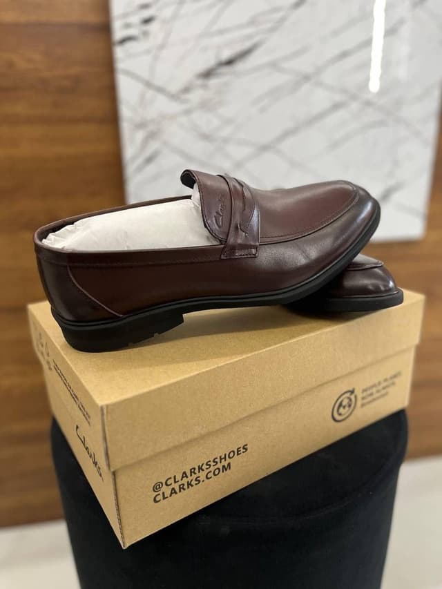 حذاء Clarks شبه الأصلي