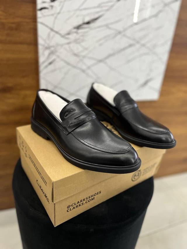 حذاء Clarks شبه الأصلي