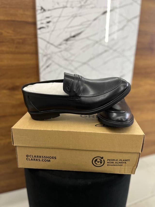 حذاء Clarks شبه الأصلي