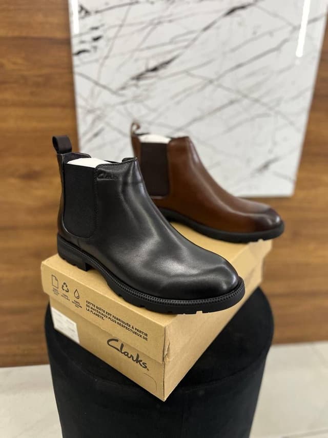 حذاء Clarks الجلد الطبيعي، هتجمع بين الشياكة وجودة التفاصيل في تصميم يليق بمكانتك.صناعه فيتنامي