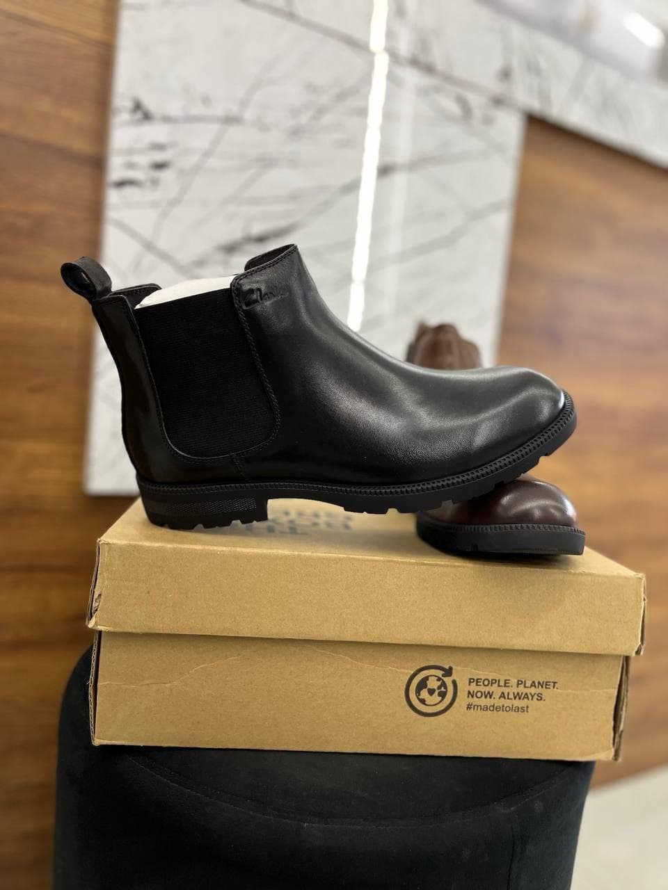 حذاء Clarks الجلد الطبيعي، هتجمع بين الشياكة وجودة التفاصيل في تصميم يليق بمكانتك.صناعه فيتنامي 1