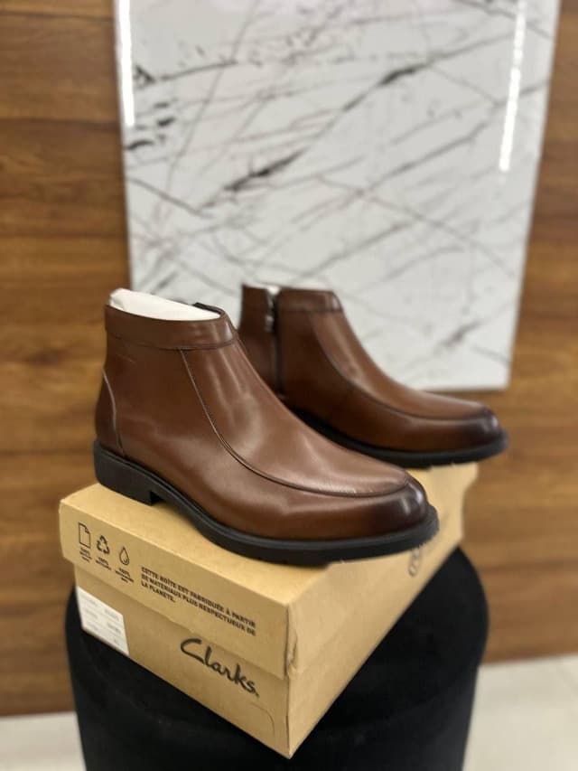 حذاء Clarks الجلد الطبيعي، هتجمع بين الشياكة وجودة التفاصيل في تصميم يليق بمكانتك.صناعه فيتنامي
