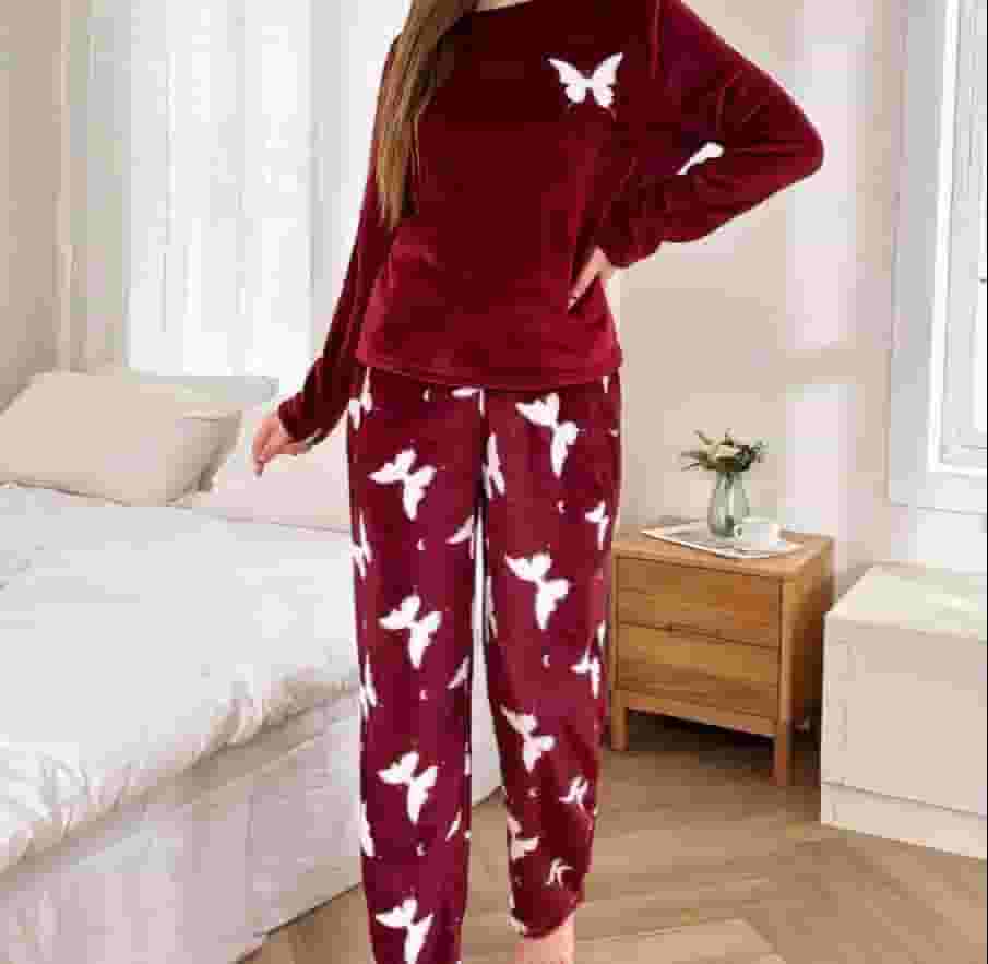 Heidi Bowler's plush embroidery pajamas are imported Heidi Bowler's plush embroidery pajamas are imported