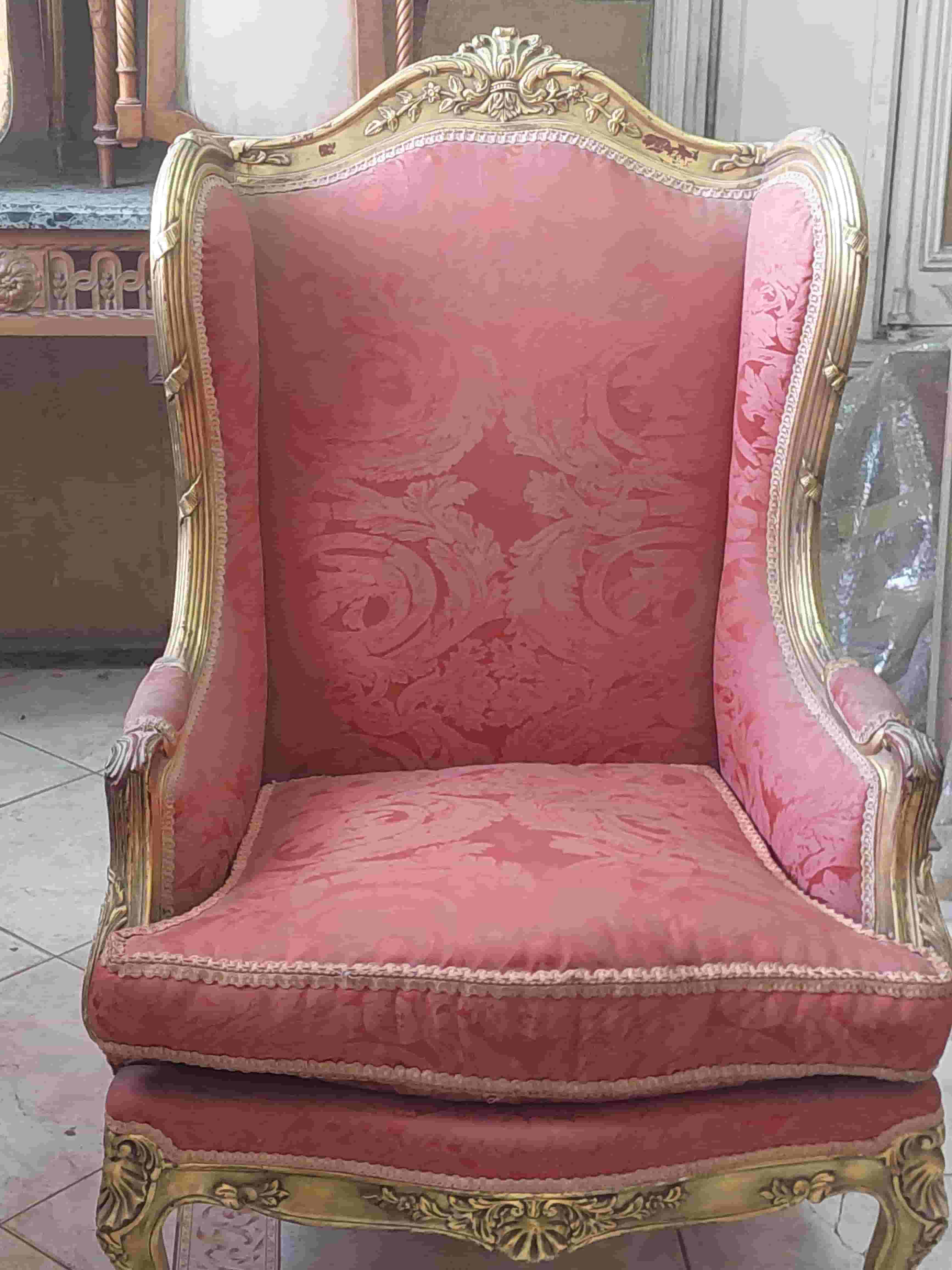 كرسي  ذهبي كرسي  ذهبي