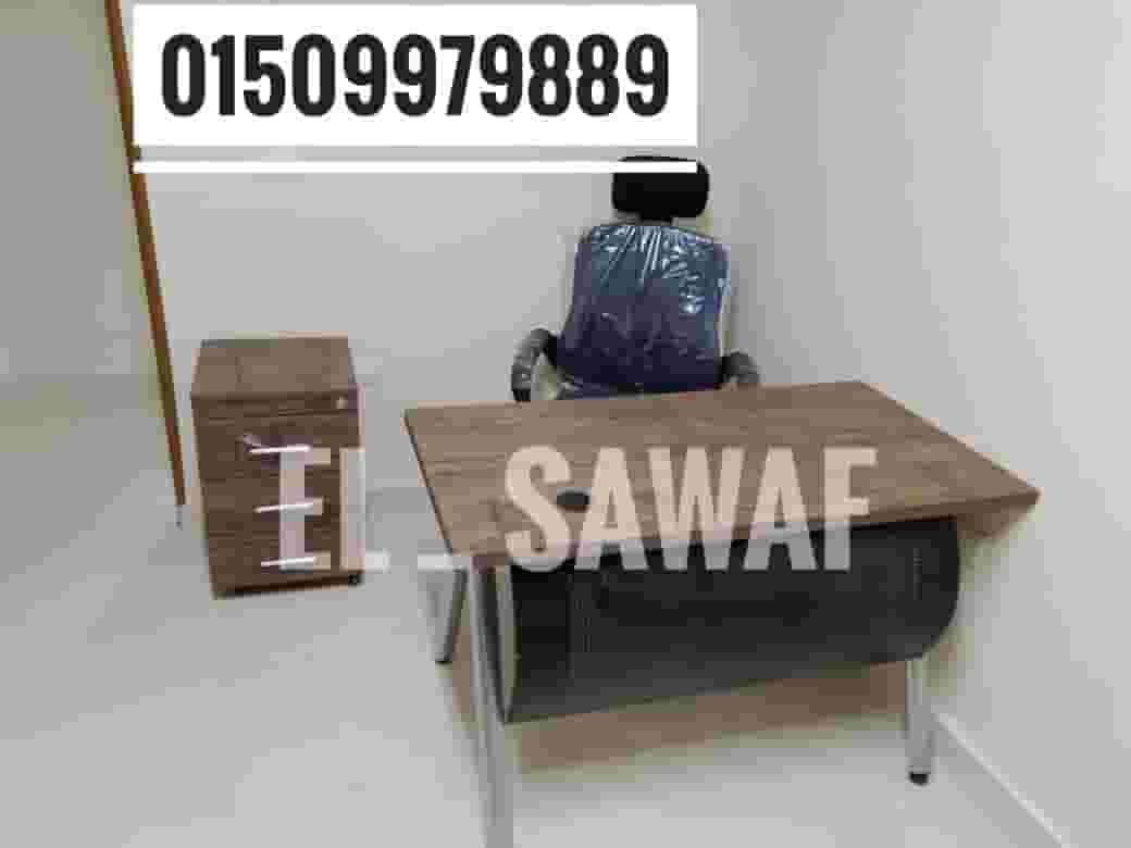 Wooden staff desk in metal Wooden staff desk in metal