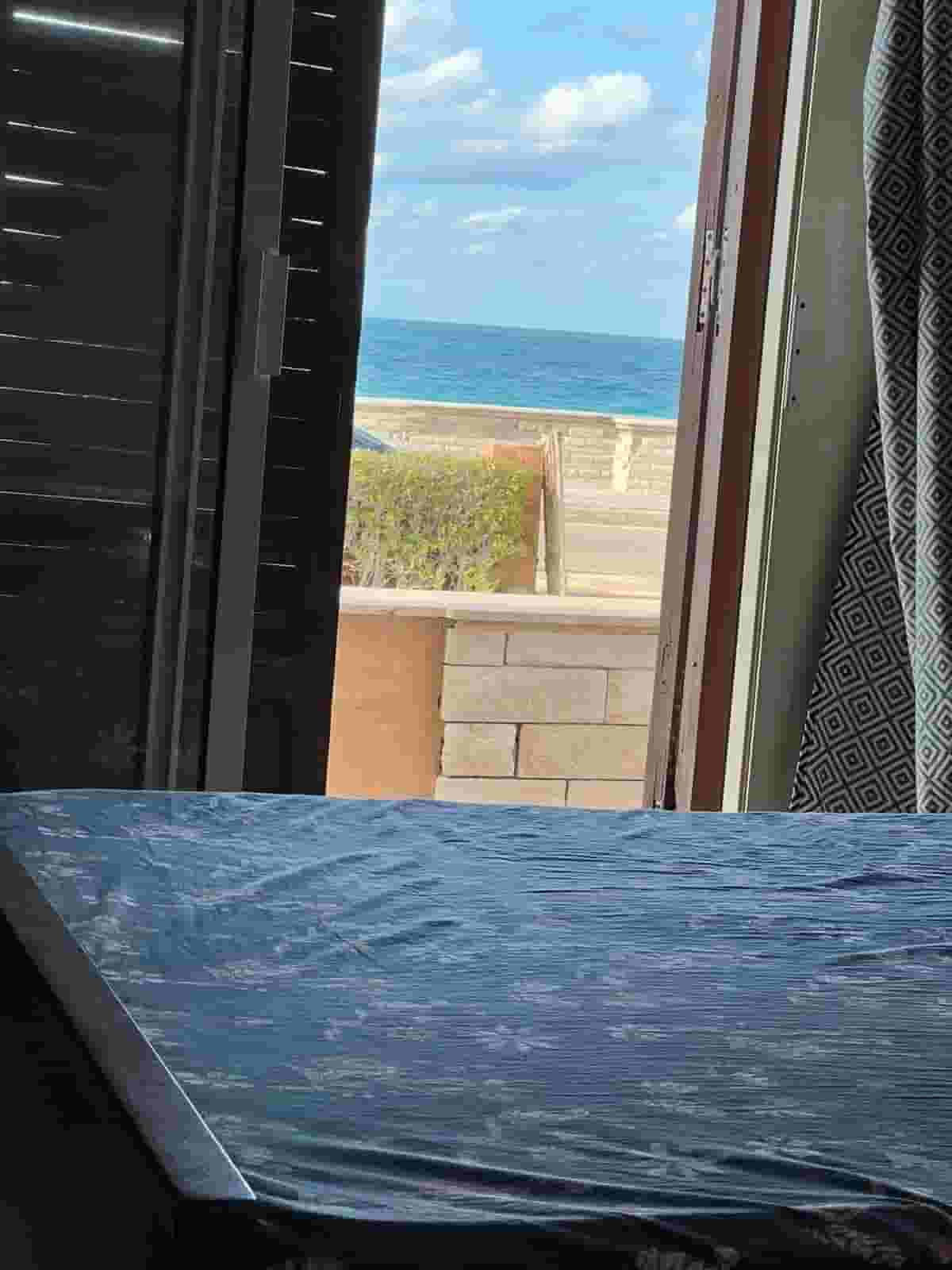 شاليه اول صف بحر للبيع بالساحل الشمالي شاليه اول صف بحر للبيع بالساحل الشمالي