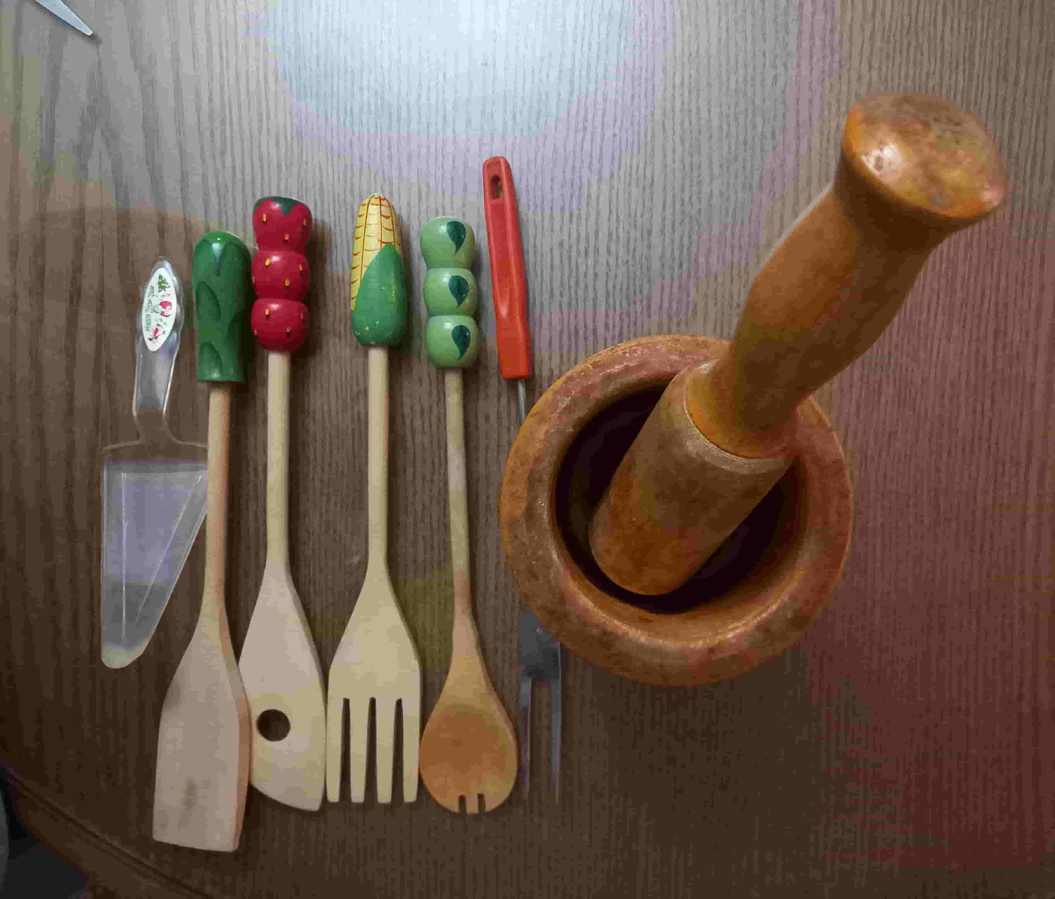Here is wood and wooden spoons in excellent condition 300 g Here is wood and wooden spoons in excellent condition 300 g