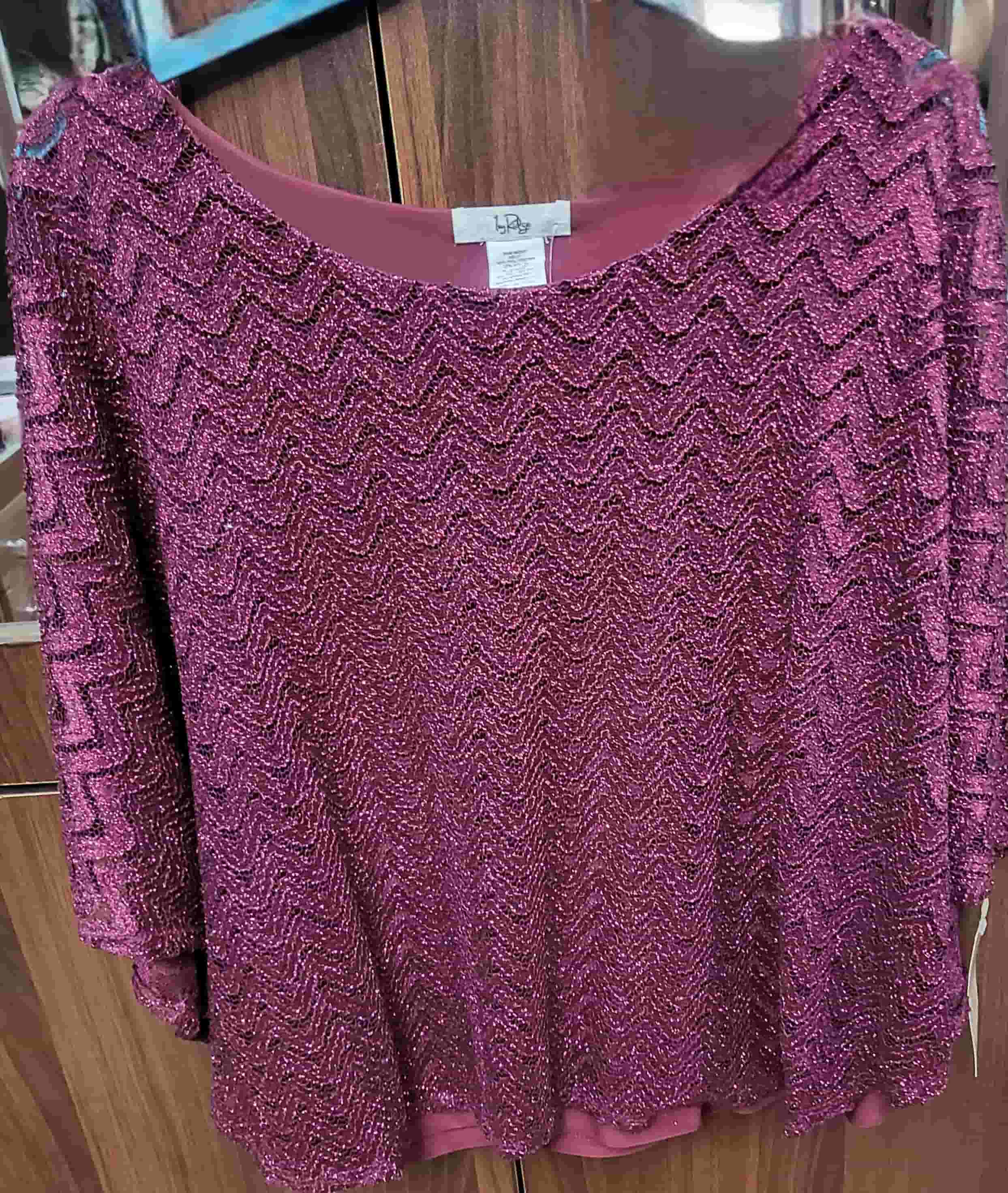A very chic new blouse that is useful in the afternoon or for those who also wear jeans A very chic new blouse that is useful in the afternoon or for those who also wear jeans